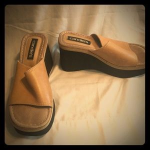 Size 7M tan and black shoes